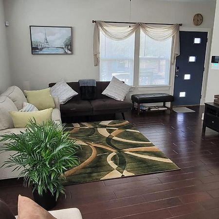 Spacious Townhouse Minutes From Downtown Sa. San Antonio Exterior photo