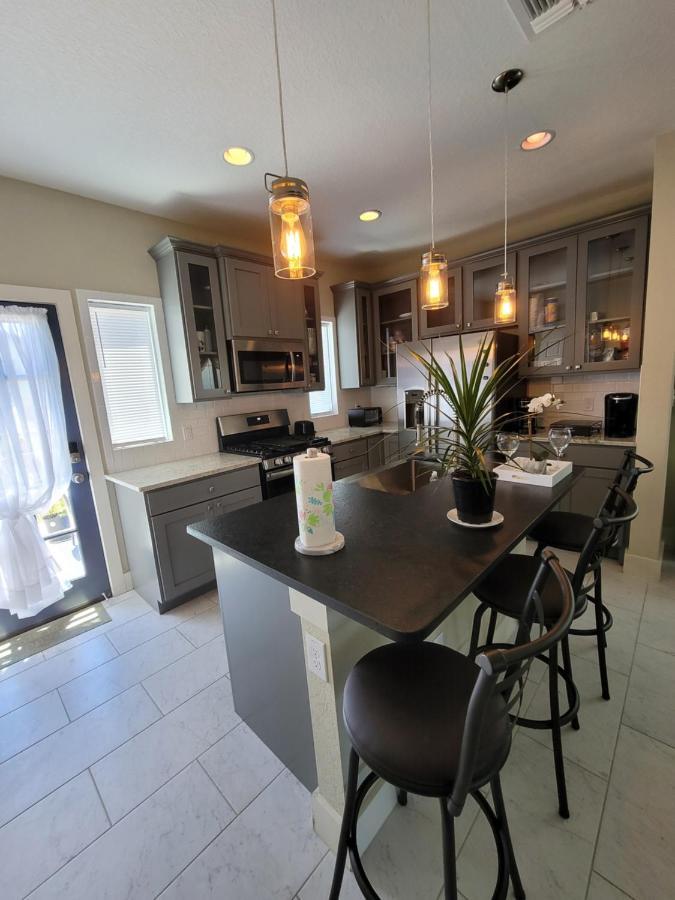 Spacious Townhouse Minutes From Downtown Sa. San Antonio Exterior photo